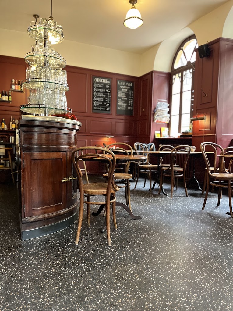 Intérieur du Café du Commerce
